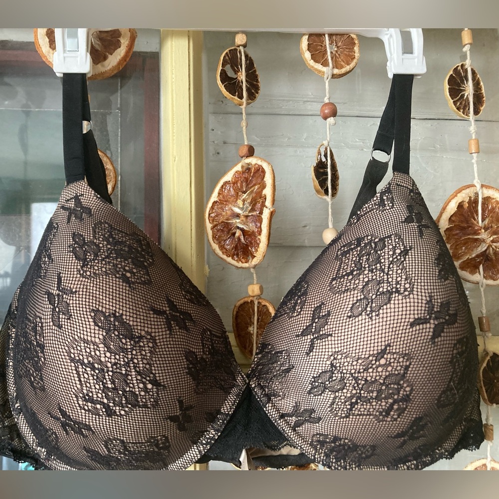 Victoria’s Secret lace bra 40DD